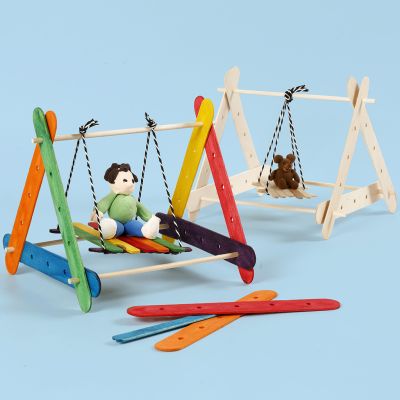 Un cadre de balançoire réalisé avec des bâtonnets de construction