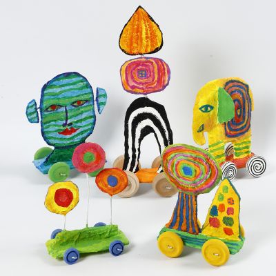 Sculptures sur roues réalisées à partir de carton recyclé et de bandage de gaze.