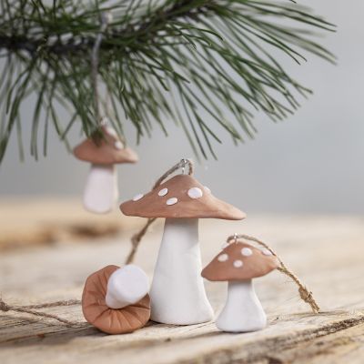 Décorations suspendues en forme de champignon réalisées en pâte autodurcissante.