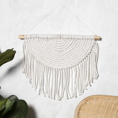 Une d&eacute;coration murale en macram&eacute; tress&eacute;e dans un demi-cercle