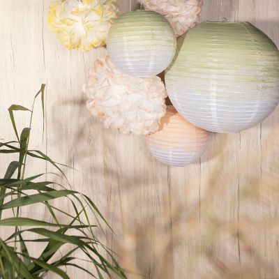 Décorations de fête à partir de lanternes en papier de riz et de pompons en papier peints avec de la peinture artisanale