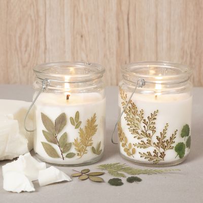 Bougies en cire de colza dans une lanterne en verre d&eacute;cor&eacute;e de fleurs s&eacute;ch&eacute;es