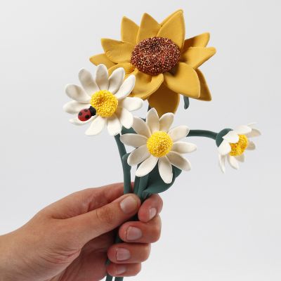 Tournesols et marguerites réalisés en Silk Clay.