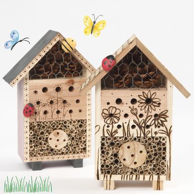 Et h&ocirc;tel &agrave; insectes, ou un &laquo; B&B pour insectes &raquo;, d&eacute;cor&eacute; &agrave; l&rsquo;aide d&rsquo;un pyrograveur et de pierres peintes.
