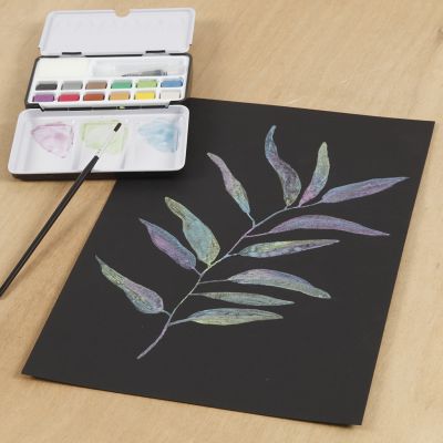 Une peinture à l’aquarelle sur papier aquarelle noir avec des aquarelles métalliques