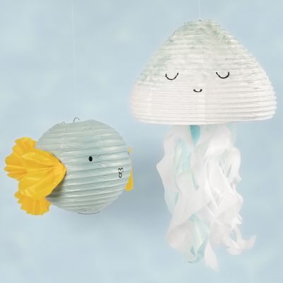 Une m&eacute;duse et un poisson faits &agrave; partir d'une lampe en papier de riz d&eacute;cor&eacute;e avec de la peinture acrylique et du papier de soie