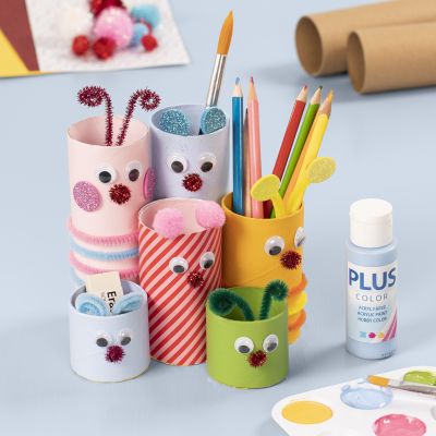 Un porte-crayons en tubes de carton d&eacute;cor&eacute; avec de la peinture pour loisirs cr&eacute;atifs et des mat&eacute;riaux de bricolage de base.