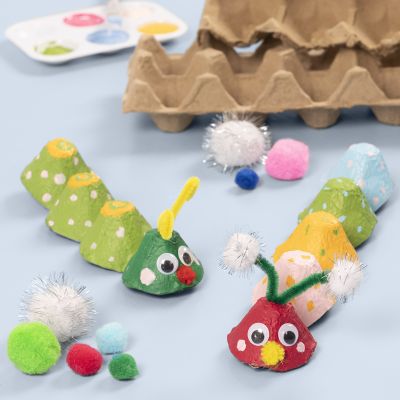 Une chenille faite &agrave; partir d'une bo&icirc;te &agrave; oeufs