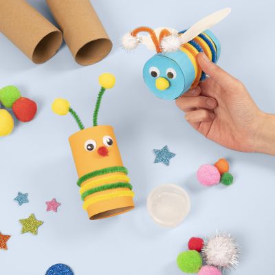 Des insectes fabriqu&eacute;s &agrave; partir de tubes en carton d&eacute;cor&eacute;s avec du mat&eacute;riel de base pour les loisirs cr&eacute;atifs