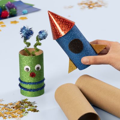 Une fus&eacute;e spatiale et un extraterrestre faits &agrave; partir de tubes en carton d&eacute;cor&eacute;s avec du mat&eacute;riel de bricolage