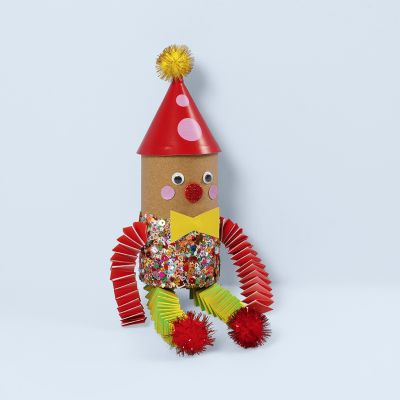 Un clown réalisé à partir d’un rouleau en carton.