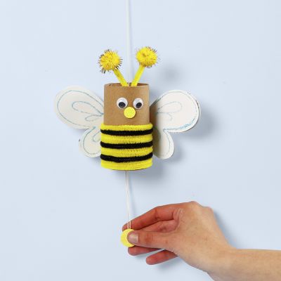Une abeille réalisée à partir d’un tube en carton