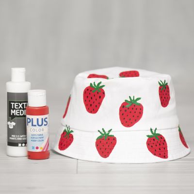 Un bob d&eacute;cor&eacute; avec des fraises peintes