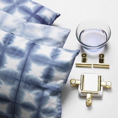 Teinture tie-dye avec des pinces m&eacute;talliques et la technique de shibori.