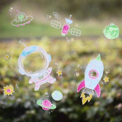 Décorations de fenêtres avec des motifs de l’espace à l’aide de marqueurs à craie