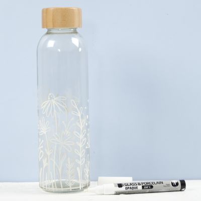 Une bouteille d’eau décorée avec des marqueurs pour verre et porcelaine