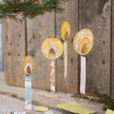 Décorations suspendues à partir de morceaux de papier récupérés