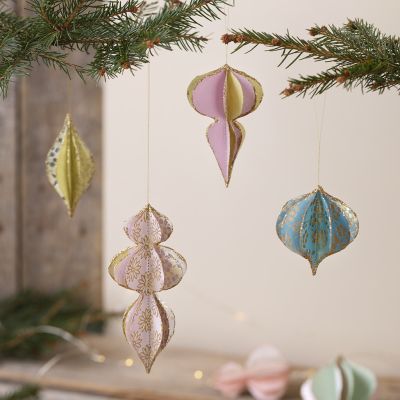Des boules de No&euml;l 3D faites en papier fait main