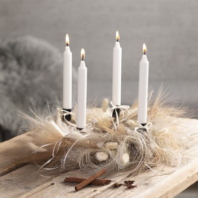 Une couronne de l’Avent avec herbe de pampa et sisal