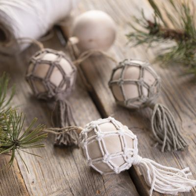 Une boule de No&euml;l en macram&eacute;