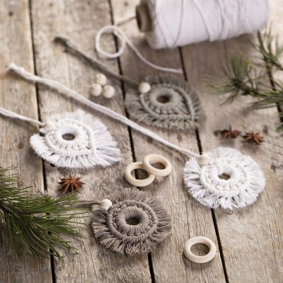 Décorations suspendues en macramé avec perles
