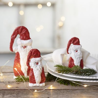Un Père Noël en bois recouvert de bande de gaze.