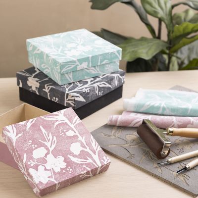 Bo&icirc;tes recouvertes de linogravure sur papier imitation riz