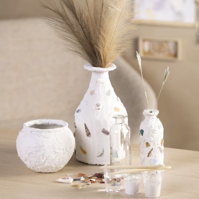 Un vase à surface en plâtre avec des mosaïques