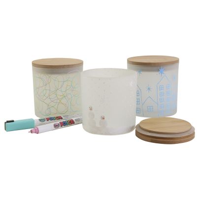 des pots de rangement décoratifs avec de beaux dessins