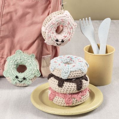 Un porte-cl&eacute;s en forme de beignet au crochet