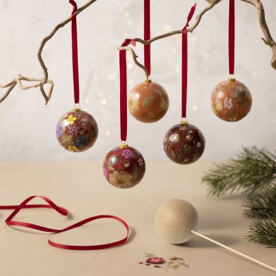 Boules de No&euml;l d&eacute;cor&eacute;es de fleurs s&eacute;ch&eacute;es