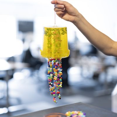 Upcycling&nbsp;&ndash; carillons &eacute;oliens fabriqu&eacute;s &agrave; partir d&rsquo;un seau en plastique