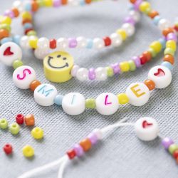 Perles lettres, dim. 7 mm, diam&egrave;tre int&eacute;rieur 1,2 mm, ca. 200 pi&egrave;ce, blanc, 25 gr/ 1 Pq.